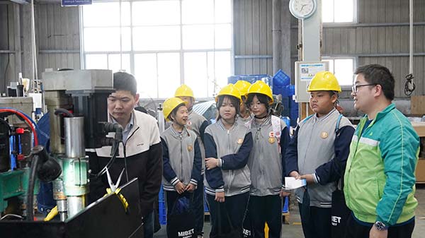 YABO鸭脖携手青少年探索绿色智造工厂